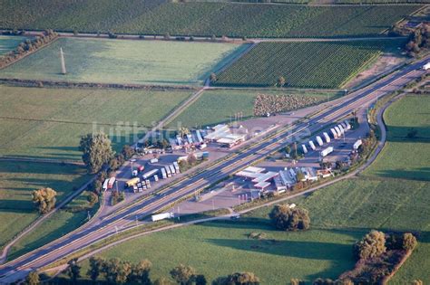 Edesheim Von Oben Autobahn Raststätte Pfälzer Weinstrasse Am Rand Des