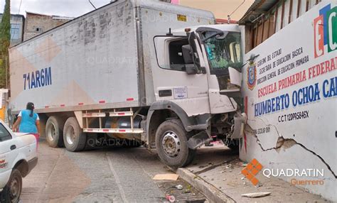 Choca tráiler contra 3 vehículos y se impacta en primaria en Chilpancingo