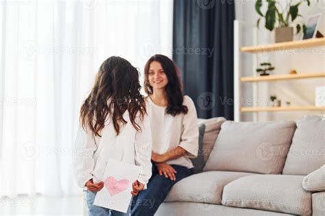 Bonne fête des mères femme et sa fille passent du temps ensemble à la