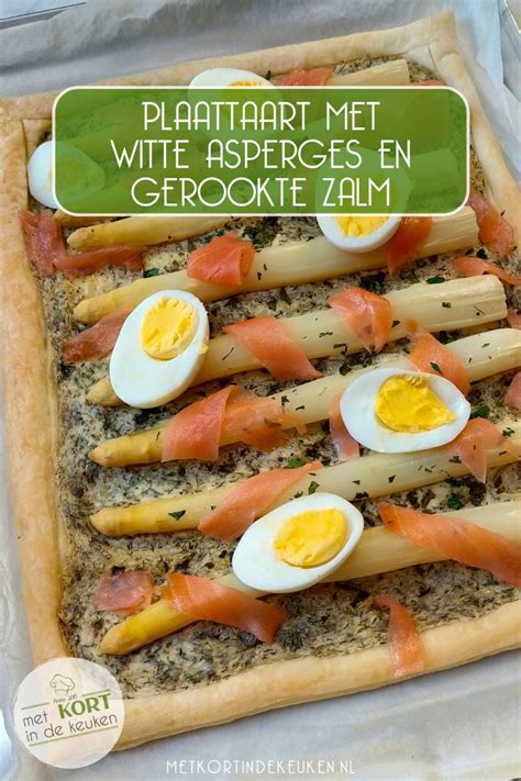 Plaattaart Met Witte Asperges En Gerookte Zalm Met Kort In De Keuken