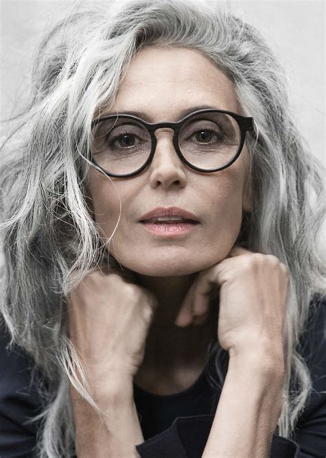 Quelle coupe de cheveux gris pour femme de 60 ans pour paraître plus