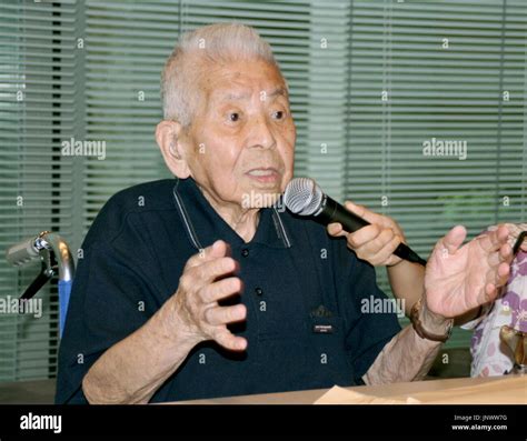 Tokio Japón foto muestra la tarde Tsutomu Yamaguchi hablando en