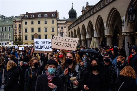 Le proteste per il diritto all aborto invadono le città della Polonia