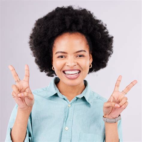 Signo De Paz Feliz Y Retrato De Mujer Negra En Estudio Para Acuerdo