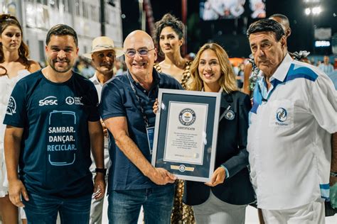 Desfile da Sapucaí entra para o Livro dos Recordes maior reciclagem