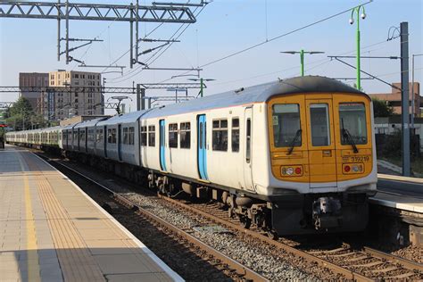 London Northwestern Railway Class 319 319219 Arriving At W Flickr