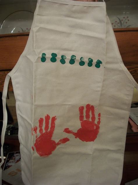 Of course, you can decorate your kid's craft apron however you want ...