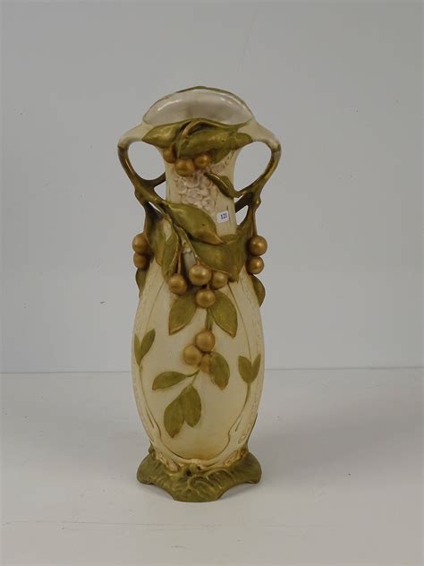 ROYAL DUX Bohemia vase balustre en biscuit à décor polychrome de