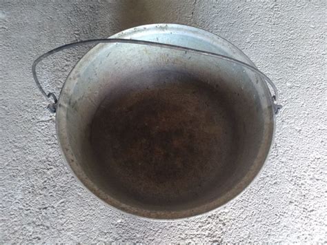 Утятница и чугун.