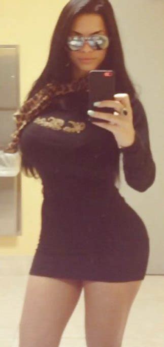 Sexy Latina Mostrando Sus Curvas Girl Teens Possing