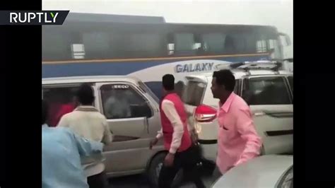 Múltiple choque en carretera de la india a causa de la Neblina Vídeo