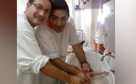 Pareja gay adopta a bebé que fue rechazada por familias tenía VIH Grupo Milenio