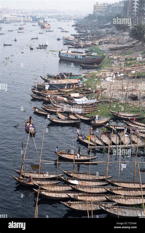 Boote Kreuzung Buriganga Fluss Dhaka Sie Befördern Personen Und