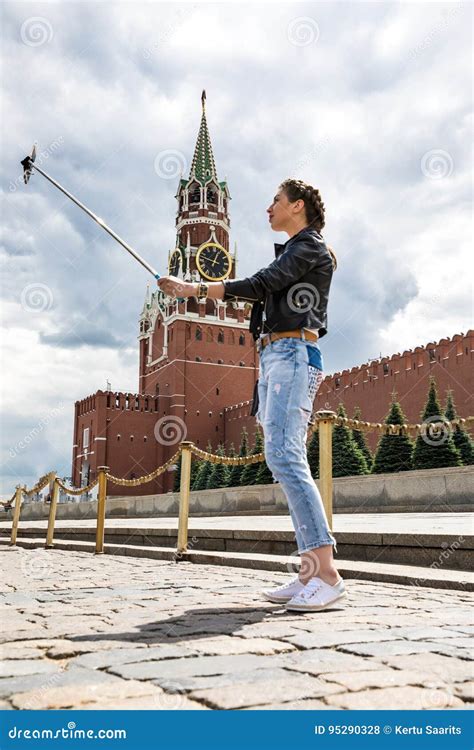 Mujer Joven Que Toma Un Selfie En Plaza Roja Foto De Archivo Editorial