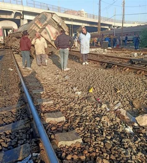 رفع جرار قطار عقب خروجه عن مساره في ورش محطة السكة الحديد بطنطا صور