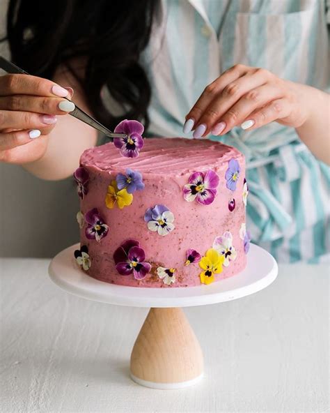 Amy H En Instagram Swapping Out Piped Buttercream Flowers For These