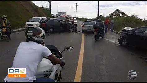 Carro bate em outro veículo e atinge viatura da polícia no bairro