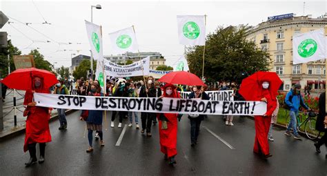 Miles de jóvenes en el mundo desfilan contra el cambio climático pese