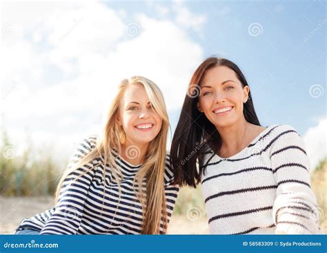 Adolescentes Ou Jeunes Femmes Heureuses Sur La Plage Image Stock