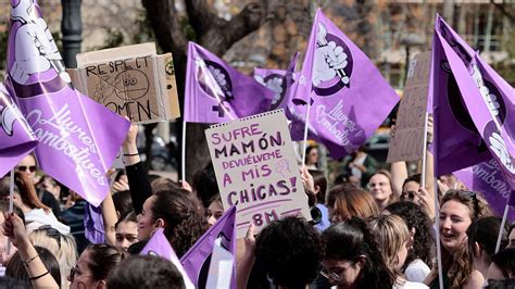 Día De La Mujer 8m Día De La Mujer 2023 El Feminismo Marcha Dividido