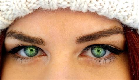 What Your Eye Contact Says about You in a Conversation (and How to ...