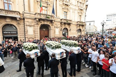 Rogo Mortale A Catanzaro Fiamme Partite Dal Soggiorno Gazzetta Del Sud