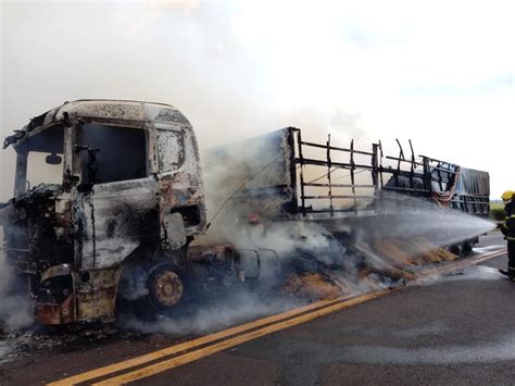 Carreta 32 toneladas de soja pega fogo na MG 223 próximo a