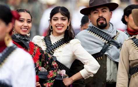 Te Lo Perdiste As Se Vivi El Desfile Por Los A Os De La