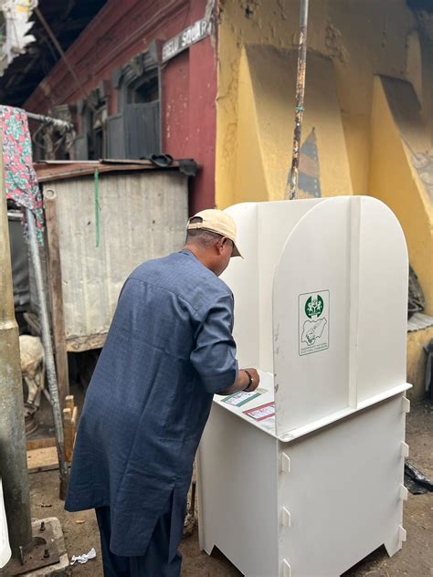 In Pictureseshinlokun Sanni Votes At Lagos Island The Gazelle News