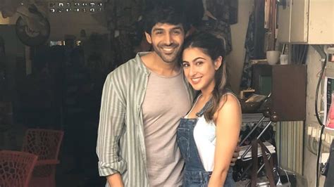 Sara Ali Khan lifts Kartik Aaryan in her arms during Love Aaj Kal ...