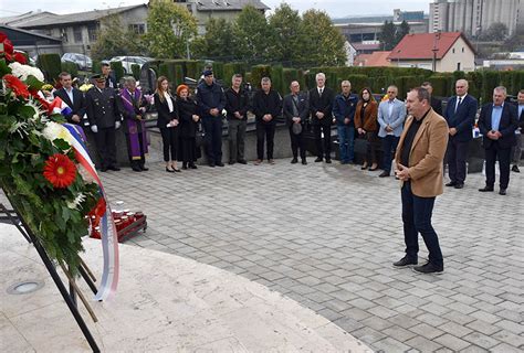 Polo Eni Vijenci I Zapaljene Svije E Na Groblju Sv Ilije Foto