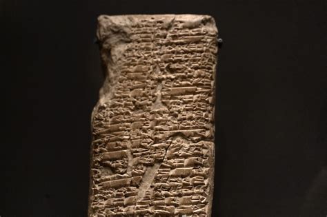 Escritura cuneiforme mesopotamia tablilla asiria | Foto Premium