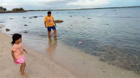 BERMAIN DI TEPI PANTAI PASIR PUTIH BERSAMA AYAH YouTube