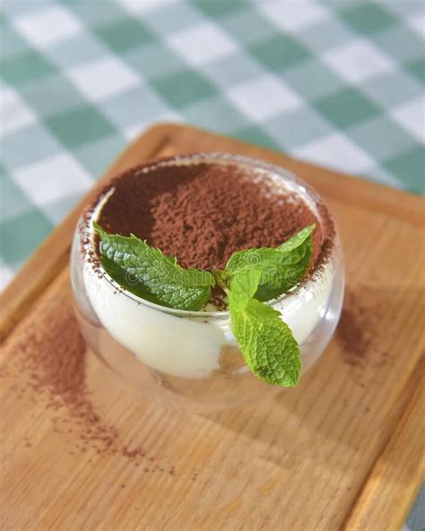 Bolo Tiramisu Servido Em Um Copo Sobre O Fundo Do Restaurante Desfocado