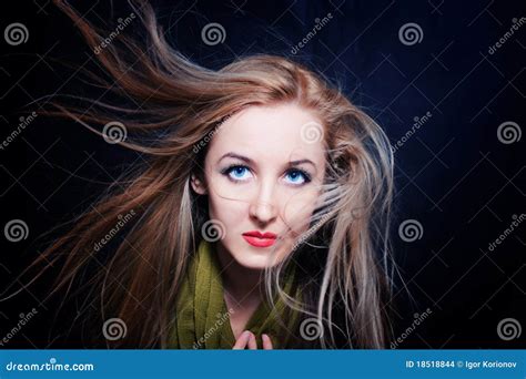 Mujer Con El Pelo Que Agita En Primer Del Viento Foto De Archivo