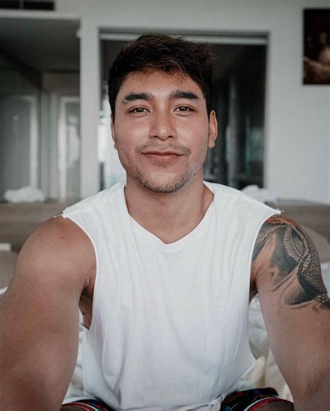 Resmi Jadi Ayah Ini Potret Ganteng Krisjiana Suami Siti Badriah Yang Pancarkan Aura Hot