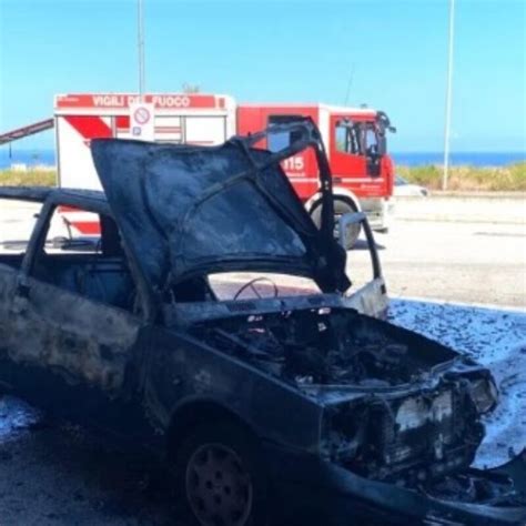 Auto In Fiamme A Messina Salva La Conducente Vettura Completamente