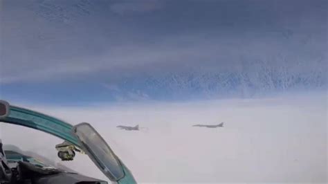 Un caza ruso Su 27 intercepta dos bombarderos estratégicos B 1B de la