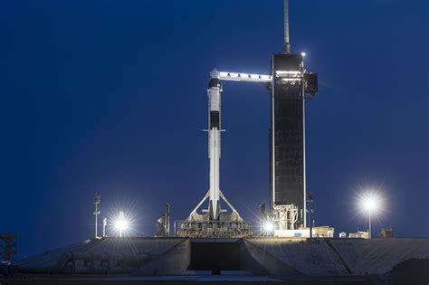 Le lanceur SpaceX Flacon 9 coiffé de Crew Dragon sur le pas de