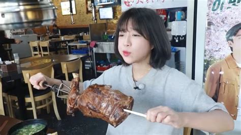 “좀 모자를 것 같은데”유튜버 쯔양 2kg 양다리 바비큐 먹방 공개 오서린 기자 톱스타뉴스