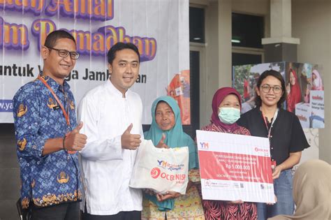 Yatim Mandiri Sinergi OCBC NISP Syariah Beri Bantuan Sembako Untuk