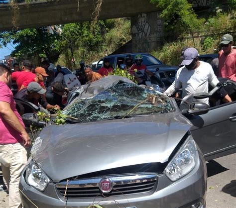 Carro cai de viaduto e deixa três pessoas feridas Alagoas 24 Horas