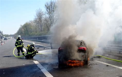 Ausgebrannter PKW Nach Unfall Auf Der A57 LokalKlick Eu