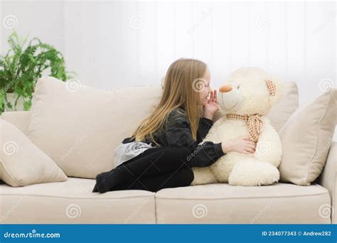 Foto De Ni A Peque A Jugando Con Oso De Peluche Blanco Imagen De