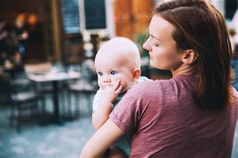 Kalendarz ząbkowania kiedy pojawiają się pierwsze zęby u dziecka