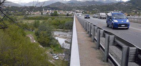 Si Getta Dal Viadotto Le Sue Condizioni Non Sono Gravi Donna Si