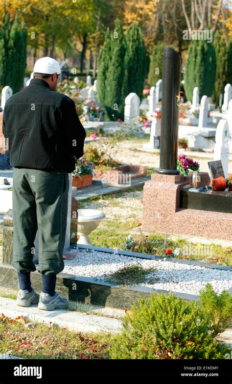 Muslim graveyard praying hi-res stock photography and images - Alamy