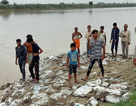 Balrampur News राप्ती नदी की कटान से सहमे ग्रामीण Villagers In Fear Of Erosion Of Rapti River