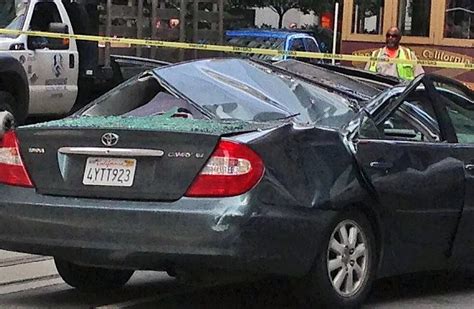 Limpiaba La Ventana De Un Piso 11 Cayó Sobre Un Auto En Movimiento Y