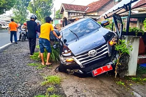 Hindari Sepeda Motor Mobil Wakil Ketua Dprd Kabupaten Blitar Nyungsep